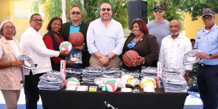 INEFI y los Dodgers remodelan canchas escolares en Guerra