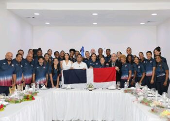 Kelvin Cruz entrega bandera de RD  a las Reinas del Caribe que van a la LVN