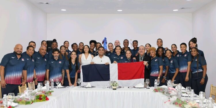 Kelvin Cruz entrega bandera de RD  a las Reinas del Caribe que van a la LVN