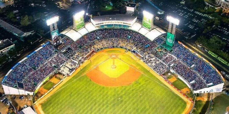 Presidente Abinader crea comisión para evaluar construcción de moderno estadio de béisbol