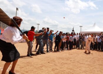 Raquel Peña lanza el primer strike en apertura del béisbol amateur