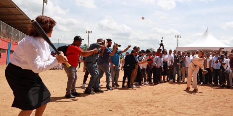 Raquel Peña lanza el primer strike en apertura del béisbol amateur