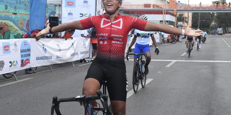 Flor Espiritusanto es la campeona nacional de ciclismo femenino