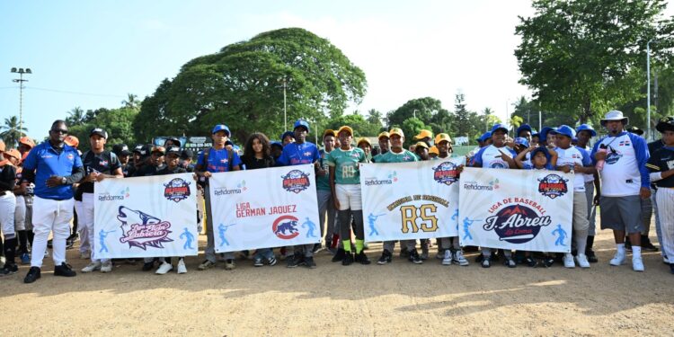 Inician la Cuarta Copa Infantil de Béisbol “Fundación Refidomsa” en Haina