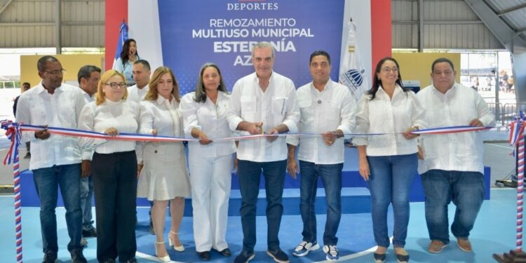 Presidente Abinader y ministro Kelvin Cruz entregan dos multiusos remozados en Azua