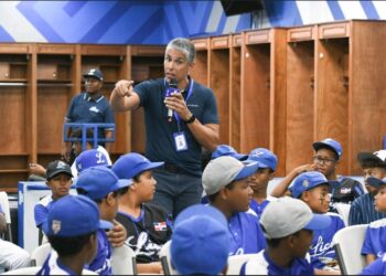 DCNB realiza charla motivacional a 60 atletas en campamento Tigres del Licey