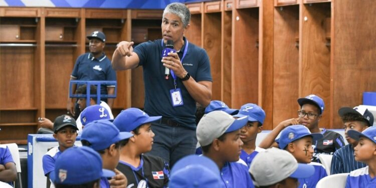DCNB realiza charla motivacional a 60 atletas en campamento Tigres del Licey