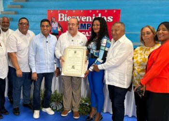 Cristóbal Marte y Kelvin Cruz entregan piso y utilerías en SC; lo declaran “hijo meritísimo”