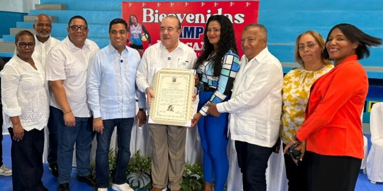 Cristóbal Marte y Kelvin Cruz entregan piso y utilerías en SC; lo declaran “hijo meritísimo”