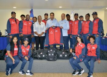 Kelvin Cruz entrega indumentaria que usarán atletas en Juegos Panamericanos Junior