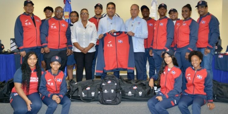 Kelvin Cruz entrega indumentaria que usarán atletas en Juegos Panamericanos Junior