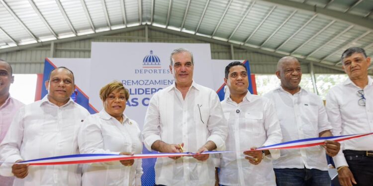 Abinader y Kelvin Cruz entregan remodelación Polideportivo de Las Caobas