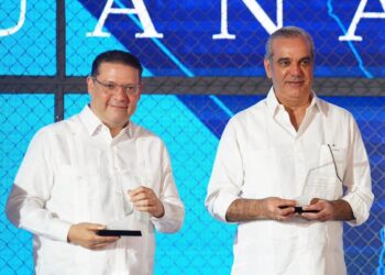 Abinader y Yayo Sanz Lovatón inauguran en el AILA nueva terminal courier