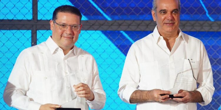 Abinader y Yayo Sanz Lovatón inauguran en el AILA nueva terminal courier