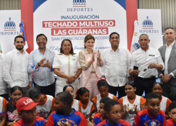 Raquel Peña y Kelvin Cruz entregaron el Techado Multiusos en Las Guáranas, provincia Duarte