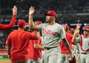 Durán y Ferrer salvaron; Aderlín conectó jonrón en inicio de playoffs