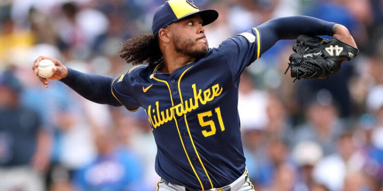 Freddy Peralta llega a la cima del pitcheo