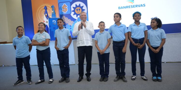 Más de 1,300 estudiantes de Azua reciben capacitación financiera con Puedo Banreservas