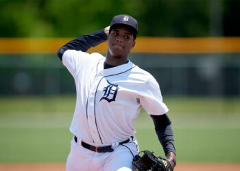 Castillo obtiene quinta victoria; Pérez conecta doble y remolca dos