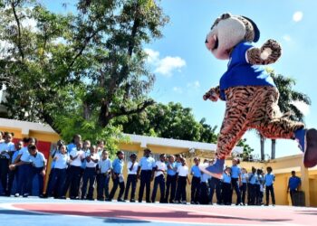 Licey visita Escuela Primaria República de Honduras