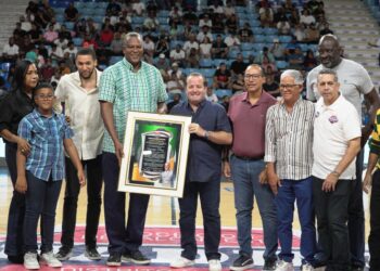 Pesqueira y Paliza exaltan carrera de Evaristo Pérez