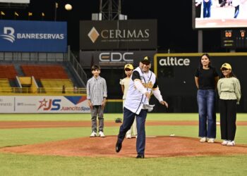 Leonardo Aguilera lanza la primera bola en el Estadio Cibao