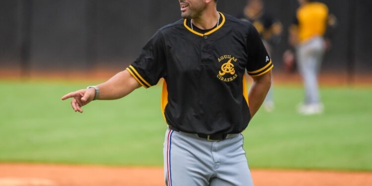 Águilas Cibaeñas reciben a su mánager Luis «Pipe» Urueta en los entrenamientos