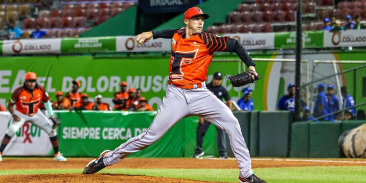 Toros blaquean al Licey 9-0