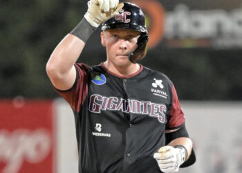 Holton decide con doble en el octavo la victoria de los Gigantes ante las Águilas