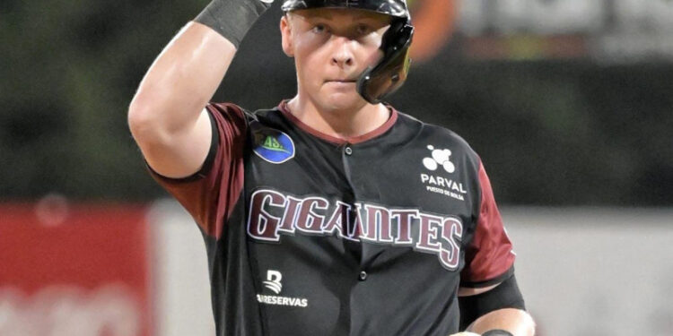 Holton decide con doble en el octavo la victoria de los Gigantes ante las Águilas