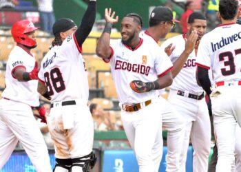 Lakins y bullpen rojo consiguen primer triunfo en doble cartelera sobre los Gigantes