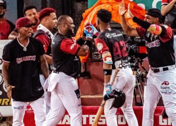 Gigantes remontan en la octava y vencen 5-2 a las Estrellas