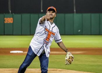 José Mota hizo lanzamiento de honor en aniversario Estadio Francisco Micheli