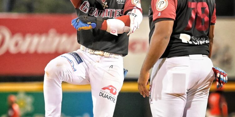 Gigantes descargan 14 carreras, con ocho hits entre Rojas y Paulino, y suben al tercer lugar