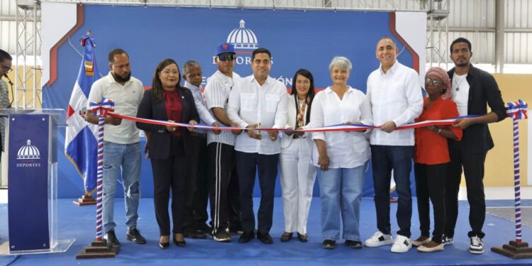 Kelvin Cruz inaugura multiuso en Ramón Santana, San Pedro de Macorís