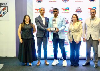 Félix José recibe homenaje de la premiación Los Dominicanos Primero