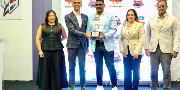 Félix José recibe homenaje de la premiación Los Dominicanos Primero