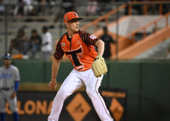 Toros le ganan la doble cartelera a los Tigres del Licey