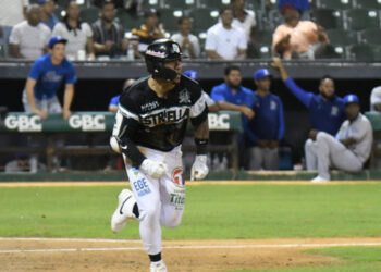 Las Estrellas suben al tercer lugar al barrer en doble juego al Licey
