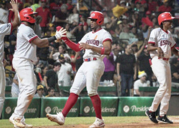 Los Leones anotan cuatro en un ininng y vencen 8-5 a Las Águilas