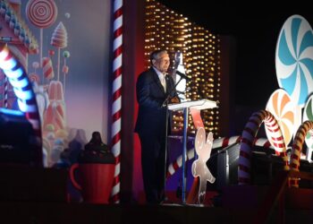 Abinader inaugura Villa Navidad junto al presidente de BR, Leonardo Aguilera y la alcaldesa del DN, Carolina Mejía.