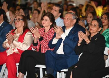 Raquel Peña y Leonardo Aguilera inauguran Villa Navidad en Santiago