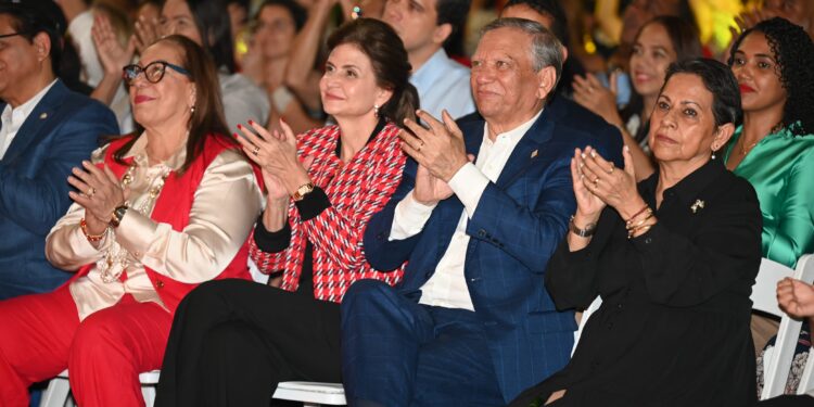 Raquel Peña y Leonardo Aguilera inauguran Villa Navidad en Santiago