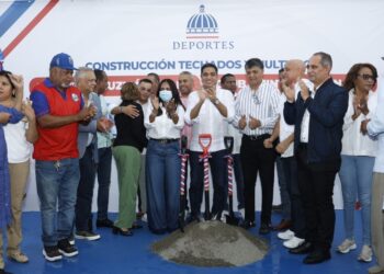 Kelvin Cruz inicia trabajos en dos techados en SDO con inversión de 49 millones