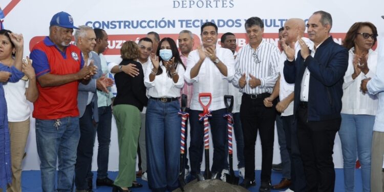 Kelvin Cruz inicia trabajos en dos techados en SDO con inversión de 49 millones