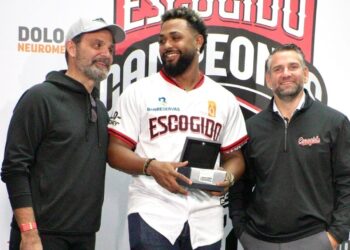 Escogido realiza ceremonia de entrega de anillos de campeones