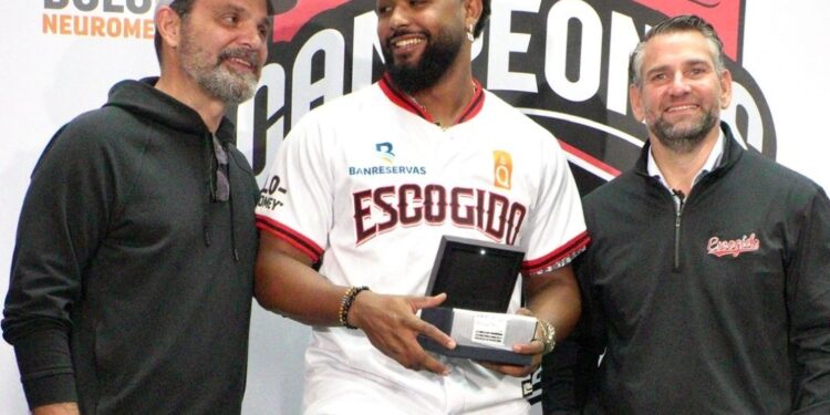 Escogido realiza ceremonia de entrega de anillos de campeones