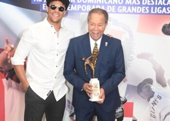 Juan Marichal entrega premio a Juan Soto