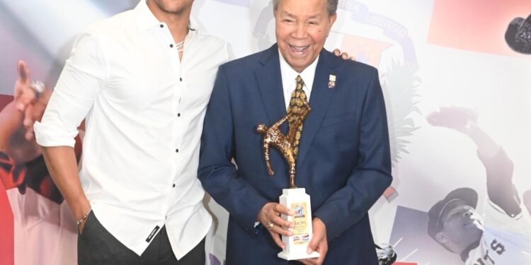 Juan Marichal entrega premio a Juan Soto