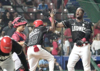 Jonrón de Lake mantiene a Leones invictos en primer lugar